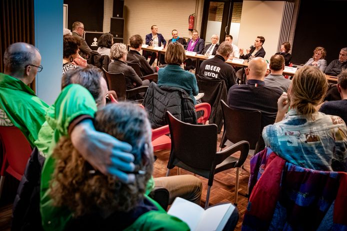 Verkiezingsdebat in wijkcentrum Heidehonk. Politieke partijen gaan in debat op verzoek van Bewonersplatform Woensel Noord.