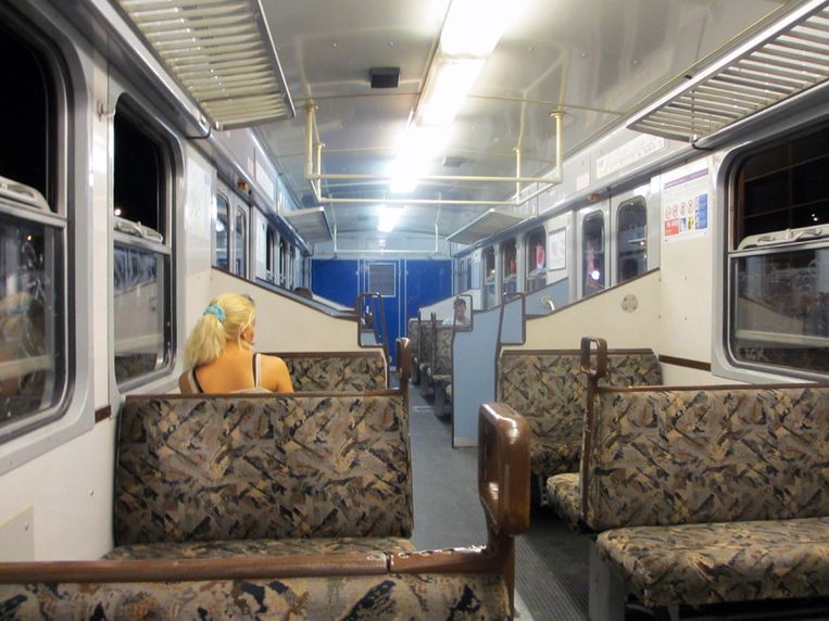 Het 'Funky' seventies-interieur van de HEV-trein. Beeld AD
