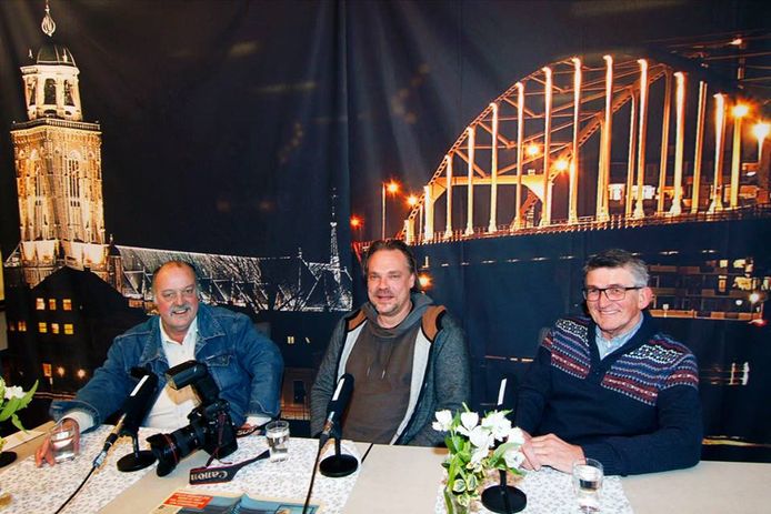 Drie bekende Deventer fotografen naast elkaar: Auke Pluim zit links, met naast hem Ronald Hissink en Ab Hakeboom.
