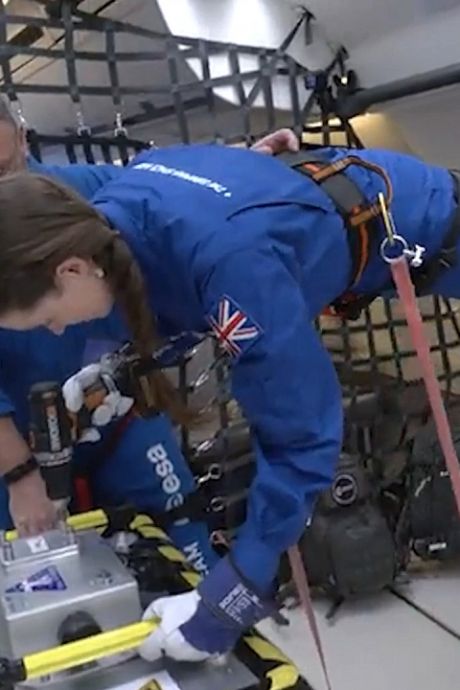 La nouvelle astronaute britannique s'entraîne à bord du célèbre “Vomit Comet”