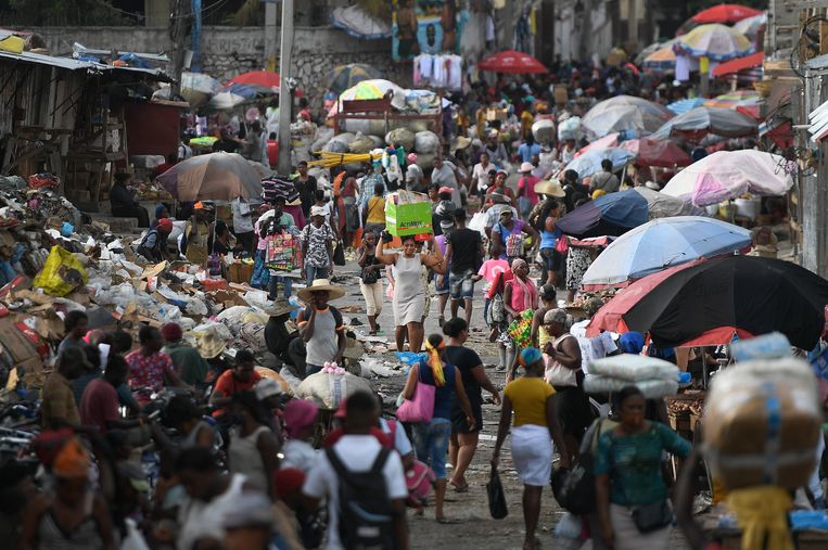 Inwoners zondag op een markt in de Haïtiaanse hoofdstad Port-au-Prince.  Beeld AP