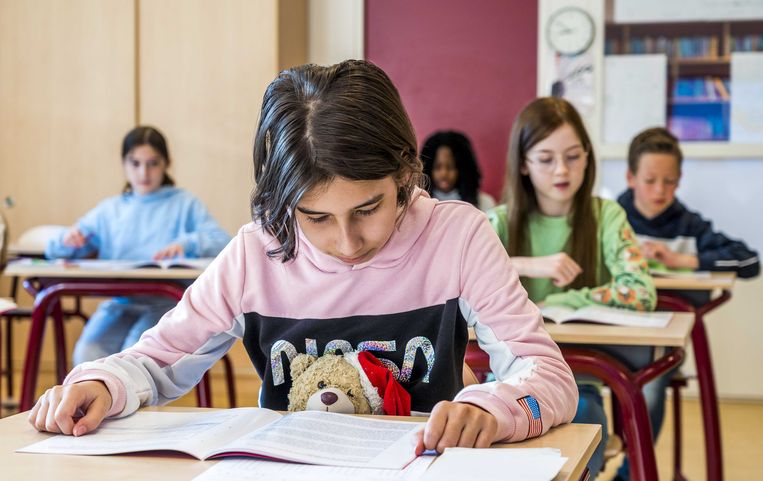 Leerlingen van groep 8 van De Regenboog in Leiderdorp buigen zich over de centrale eindtoets. Van de toets, die in april plaatsvond, zijn nog geen resultaten beschikbaar.  Beeld ANP