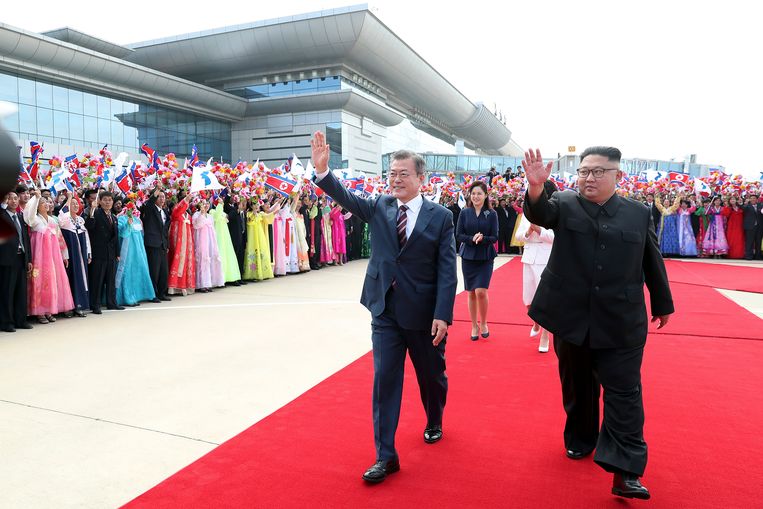 De Noord-Koreaanse leider Kim Jong Un en zijn vrouw Ri Sol Ju verwelkomen de Zuid-Koreaanse president Moon Jae-in en diens vrouw Kim Jung-sook tijdens een ceremonie op het vliegveld van Pyongyang. Beeld AP