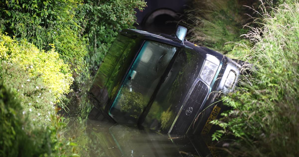Automobilist rijdt het water in op Coldenhovelaan in De Lier