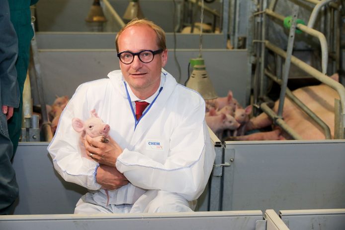 Ben Weyts bij een eerder bezoek aan een varkenskwekerij.