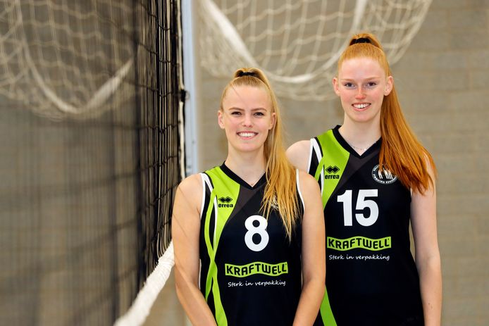 Volleybalzussen Evi (nummer 8) en Iza Lagendijk uit Numansdorp, spelen sinds dit seizoen samen bij De Moriaan Symmachia Roosendaal.