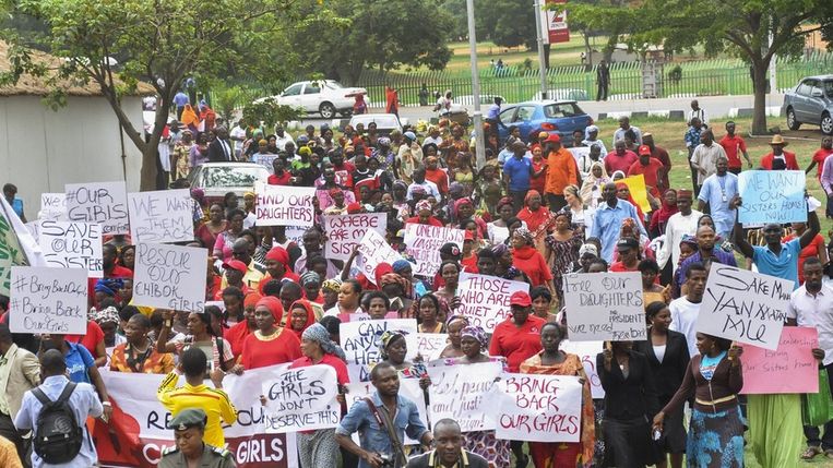 Nigerianen protesteren in een 'miljoenen-vrouwen-mars' tegen de regering die er niet in is geslaagd om de ontvoerde schoolmeisjes uit handen van Boko Haram te bevrijden. Beeld epa
