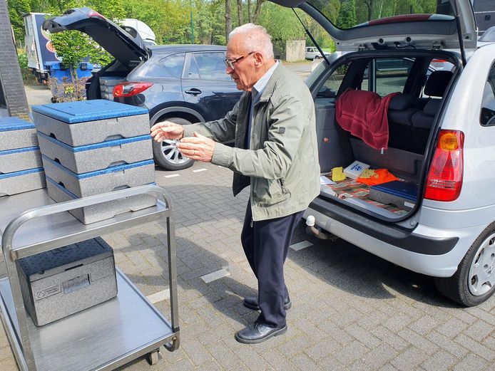 Harrie van Beek haalt de maaltijden op bij Catering Content in Westerhoven