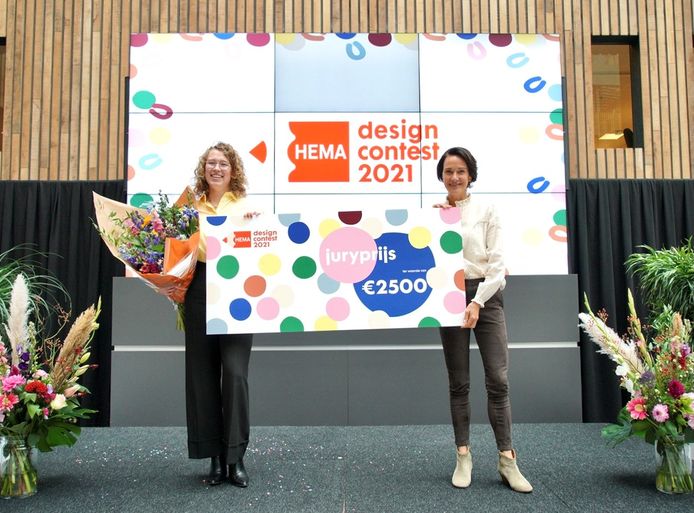 Yvonne Bruin (links) heeft de juryprijs van de 31ste Hema Design Contest gewonnen met het fotodeelsysteem 'HeyMe'.