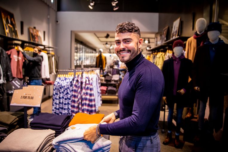 Felipe Ferrera van Jack&Jones: “Twintig man is twintig man, ook als de rij buiten erg lang wordt. Als de man een broek wil kopen, zal mevrouw buiten moeten wachten.” Beeld Jan De Meuleneir / Photo News