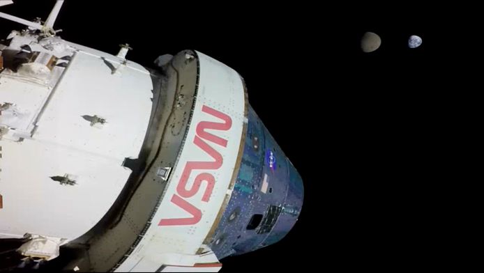 De maan en de aarde zijn beide te zien vanuit het Amerikaanse ruimteschip Orion