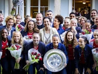 Malaise in Amsterdam: bestuursraad Ajax stapt op, directie houdt huldiging voor eigen vrouwenteam op Leidseplein tegen