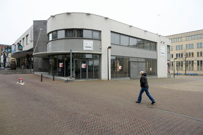 Het pand waar tot voor kort Zuidweg Oogcontact was gevestigd. Er zijn plannen voor woningbouw op die plek bij winkelcentrum De Meent.