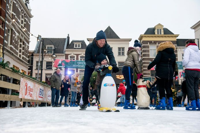 Schaatsbaan op de Jansplaats in Arnhem. Van ondernemers en publiek mag die winterattractie weer terugkomen in de decembermaand.