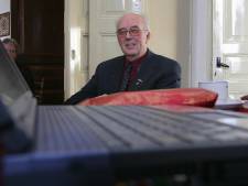 Pastoor Van Genugten had al ooit zijn portret ín de kerk: ‘Hij verdient ook straatnaam voor al zijn werk’