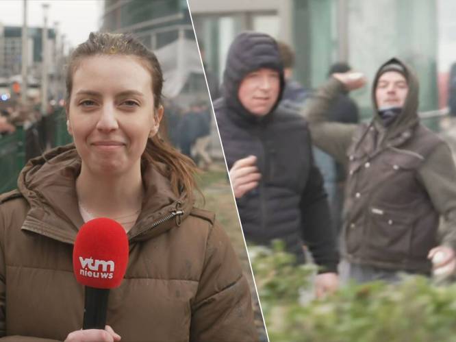 KIJK. “Je ziet er niet uit, wat is er gebeurd?” VTM NIEUWS-reporter bekogeld tijdens grimmig boerenprotest, cameraman hardhandig weggeduwd