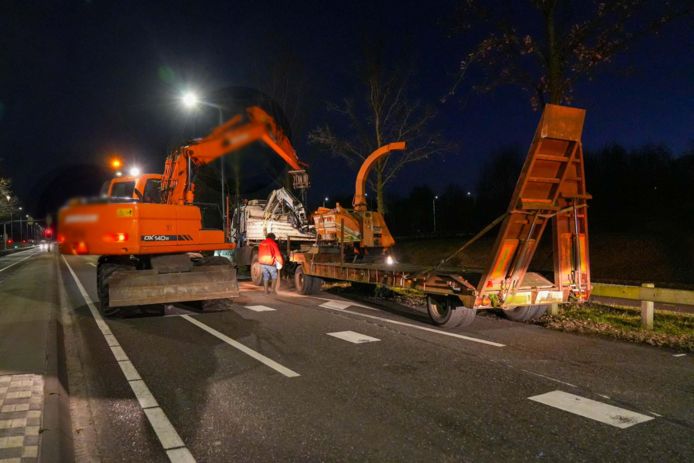 Een andere kraanwagen is op het incident afgekomen en heeft de kraan op de bak van de wagen gelegd.