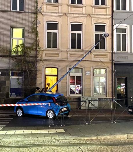 Auto ramt lantaarnpaal op Brusselsesteenweg in Ledeberg 