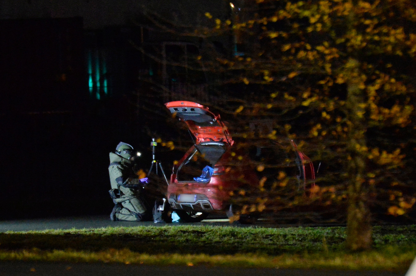 EOD onderzoekt mogelijk explosief in auto.
