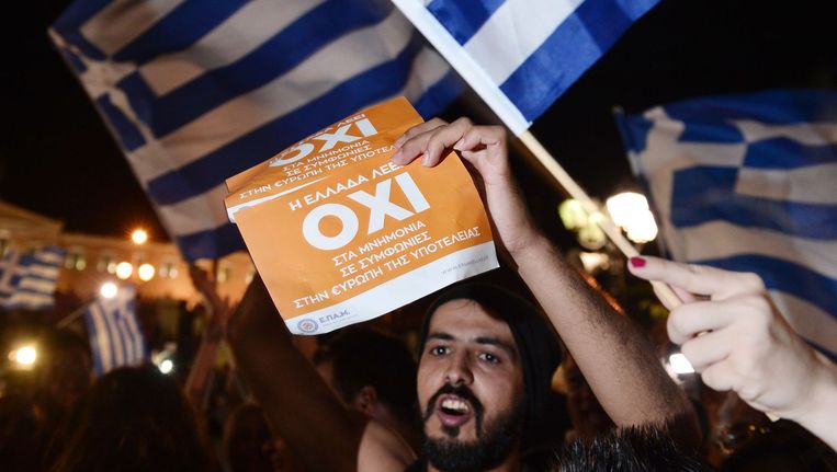 Mensen vieren de uitslag van de exit-polls in Athens. Beeld afp