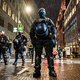 Hoe na de persconferentie rellen ‘ondanks of dankzij’ grote politie-inzet uitbleven