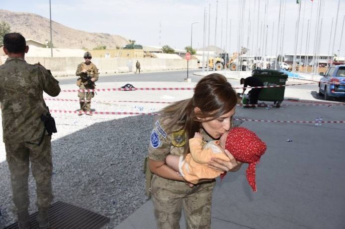 Turkse soldaten ontfermen zich over een Afghaanse baby.