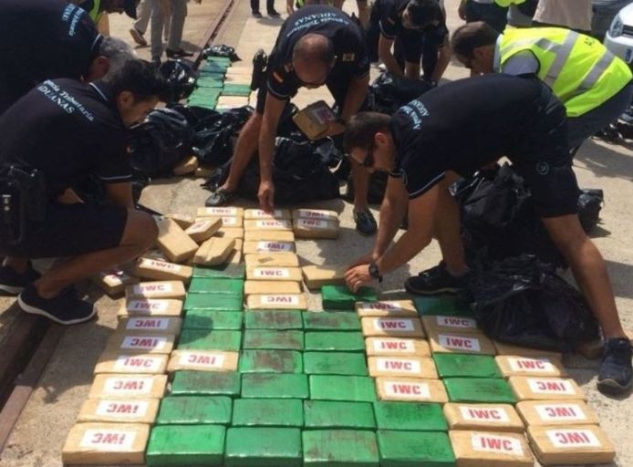 De pakketten coke zaten verpakt in plastic zakken die vermoedelijk op volle zee werden overgeladen vanuit een schip dat de drugs uit Colombia smokkelde.