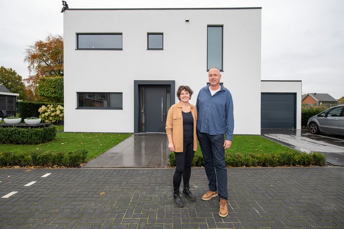 Johan en Irma Stegeman voor hun hypermoderne en duurzame nieuwbouwhuis in Vaassen.