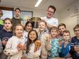 Chef-kok Torben Bouterse verzorgt een gastles in groep 6 van basisschool de Zuidwesthoek. De pan met rijst is gekookt, en er moet nog van alles geschild en gesneden worden om de sushicups te kunnen maken.