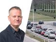 Auto-expert Niek Schenk (l) geeft antwoord op de vraag: waarom sluiten veel automobilisten niet meer aan in de rij voor het verkeerslicht?
