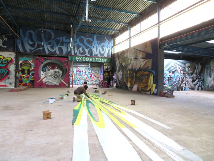 In een oud fabriekspand dat ze al vijf jaar hebben ingepalmd, stellen graffitikunstenaars hun werk tentoon.