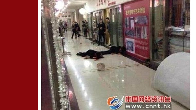 Beeld van de slachtoffers van een aanval in een Chinees winkelcentrum. Beeld Liveleak