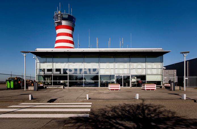 De verkeerstoren van Lelystad Airport.