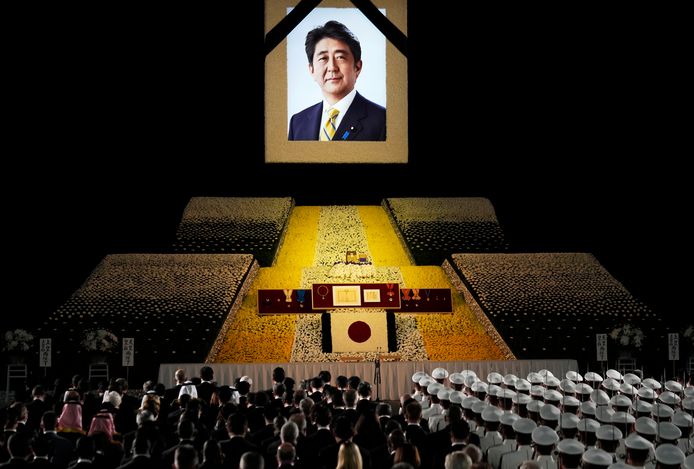Een portret van de in juli vermoorde Japanse oud-premier Shinzo Abe is te zien tijdens zijn staatsbegrafenis op 27 september. Net als veel van zijn partijgenoten zou Abe banden met de Verenigingskerk, beter bekend als de Moonsekte, hebben gehad.