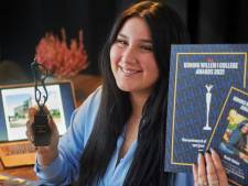 Sude Yalcin (18) uit Oss zet zich belangeloos in voor weeshuizen in Turkije en wint daarmee award 