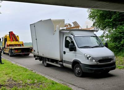 Verkeerde inschatting: bakwagen verliest dak na knal tegen viaduct in Terheijden