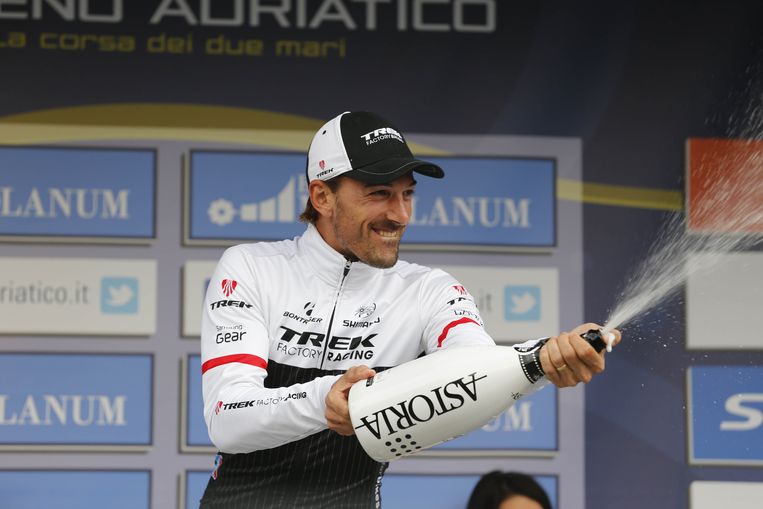Fabian Cancellara spuit champagne na zijn winst in de tijdrit in Tirreno-Adriatico vorige week. Beeld belga