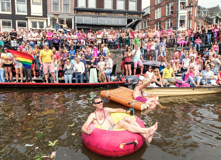 Leuk hoor, zo'n feestje. Maar het geeft altijd zo'n troep. Helpen plasticvissen kan dus na de Pride. Beeld anp