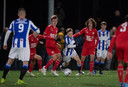 Mats Wieffer (tweede van links) en Ramiz Zerrouko (derde van rechts) in een wedstrijd van Jong FC Twente tegen Heerenveen.