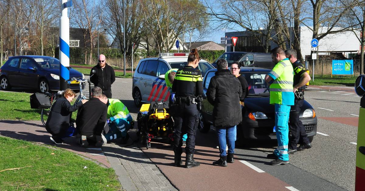 Fietser tijdens het oversteken hard geraakt door auto in Waalwijk, met ...