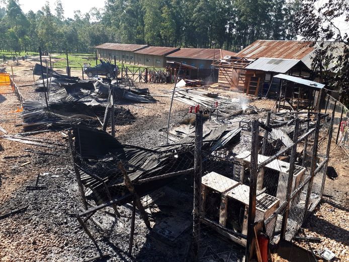 Verbrande resten van de ebolacentrum van Artsen zonder Grenzen in de Democratische Republiek Congo.