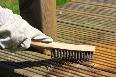 Green deposits or stains on your patio? With these tips you can easily remove them (and prevent them altogether)