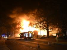 Enorme vuurzee verwoest bedrijfspand in Almelo, brandweer nog tot diep in de nacht bezig met blussen