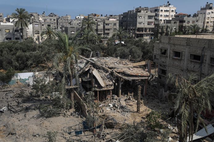 Verwoeste gebouwen na een Israëlische luchtaanval in het vluchtelingenkamp Al Nuseirat, centraal in de Gazastrook begin juni 2024.