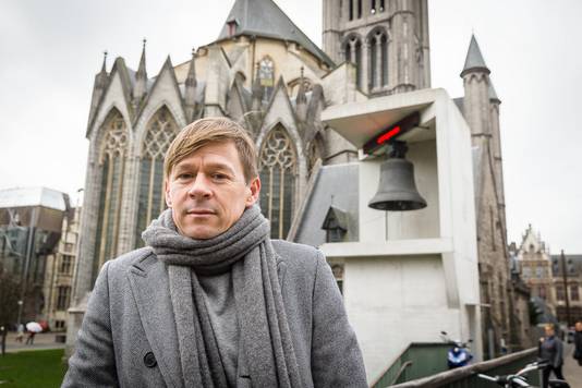 Kunstenaar Kris Martin bij zijn werk aan de Grote Triomfante.