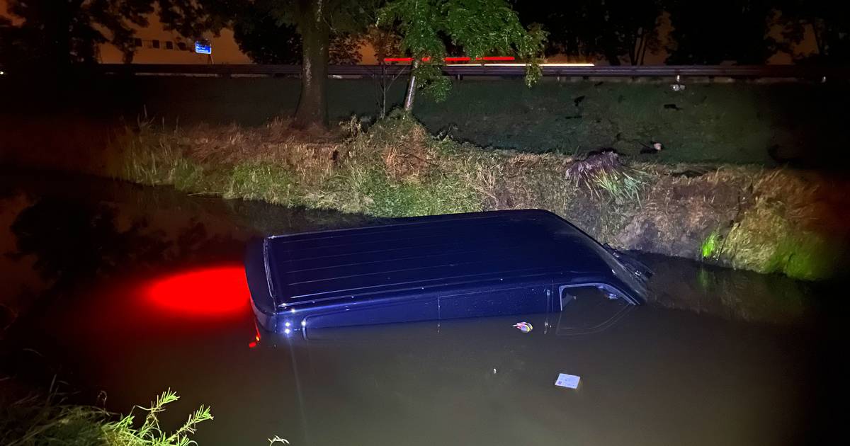 Bestelwagen de sloot in op Verlengde Tuurluur in Waarder