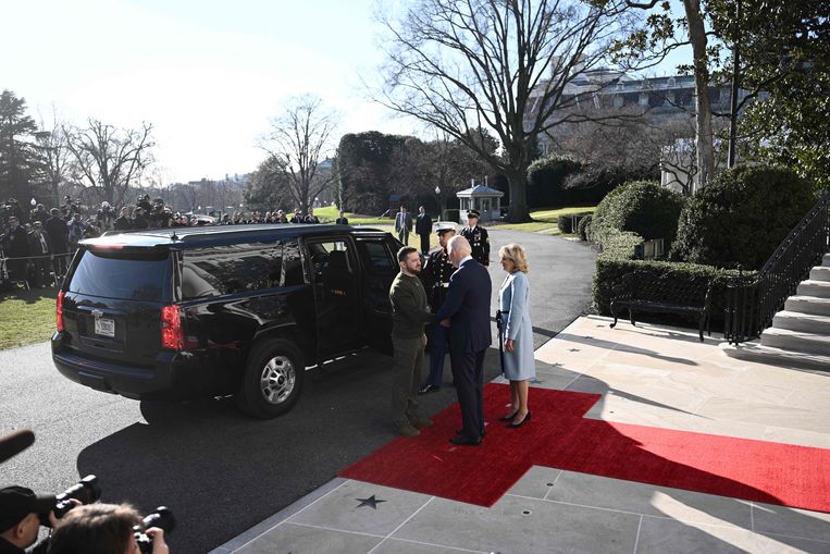 President Biden en first lady Jill verwelkomen Zelensky op de South Lawn van het Witte Huis in Washington. © AFP Beeld AFP