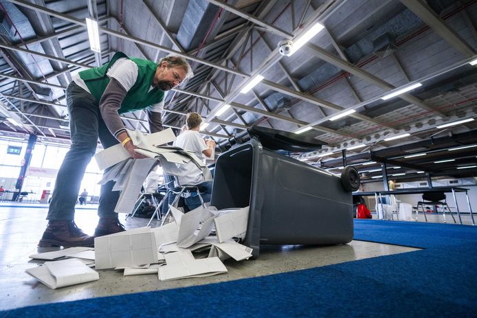 De stemmen die de afgelopen twee dagen vervroegd zijn uitgebracht voor de gemeenteraadsverkiezingen worden geteld in de Jaarbeurs in Utrecht.