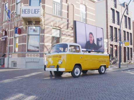 Busje met LED-scherm brengt persoonlijke videoboodschap bij mensen thuis in Zwolle