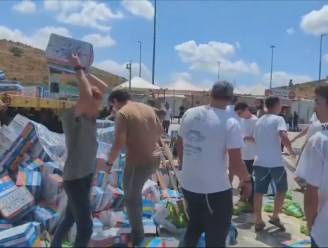 KIJK.  Israëliërs gooien voedselhulp voor Gaza op straat: “Gebeurt keer op keer”